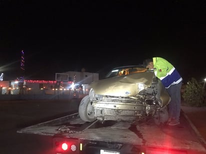 Se duerme al volante y choca contra luminaria en Monclova