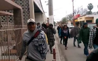 Más migrantes llegan a Piedras Negras para buscar asilo en EU