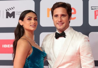 Entre Diego Boneta y Renata Notni solo hay besos y apapachos 