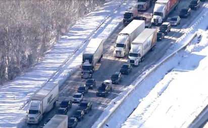 Senador de EU queda varado 27 horas en autopista por nevadas