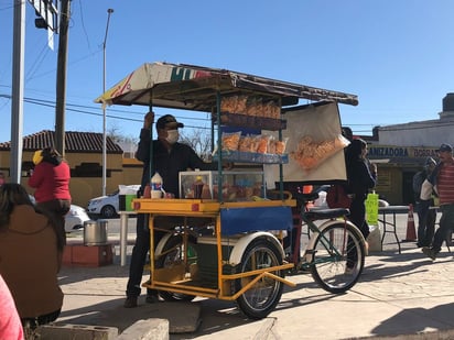 Comerciantes ambulantes aprovechan las campañas de vacunación para incrementar sus ventas en Monclova 