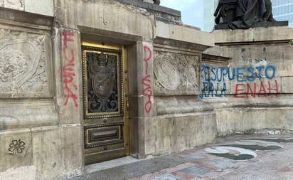 Estudiantes del ENAH realizan pintas en el Ángel de la Independencia