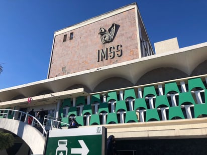 Mario Dávila visita a niños en el IMSS de Monclova