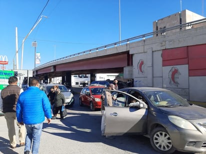 Automóviles se estacionan en doble fila frente a la Clínica 7 del IMSS Monclova