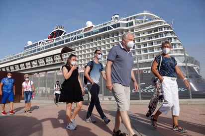 Granada ha prohibido la escala de cinco cruceros por brotes de COVID-19