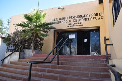 Asociación de Pensionados de Monclova vende combi en 50 mil pesos para pagar pólizas por fallecimientos