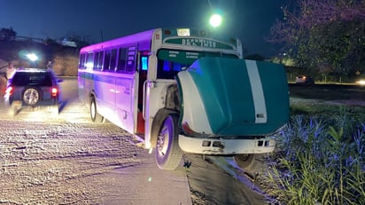 Camión del transporte urbano casi termina en el fondo del río Monclova