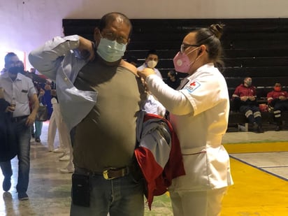 Adultos de la tercera edad reciben refuerzo Contra COVID-19 en Monclova