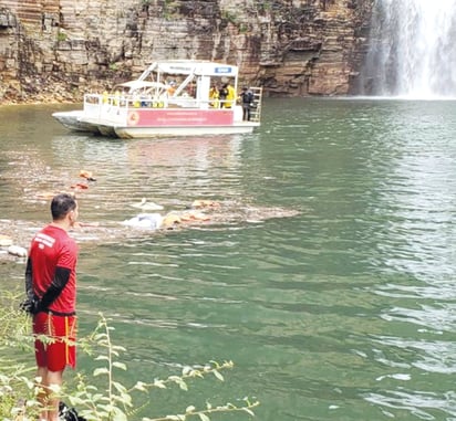 Al menos 5 muertos al caer un peñasco contra tres barcos en Brasil