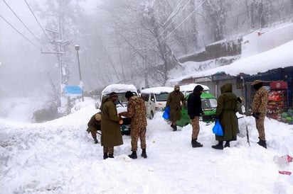 Al menos 16 turistas varados mueren en sus vehículos por nevada en Pakistán