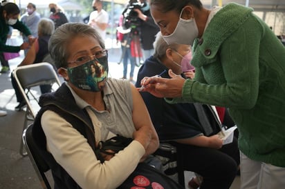 Anuncian tercera dosis antiCOVID-19 para adultos de 50 a 59 años en CDMX