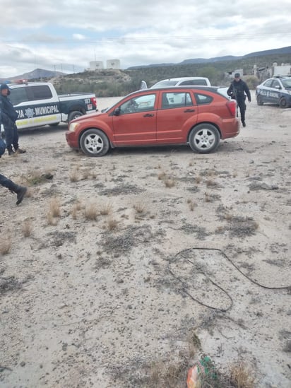 Vehículo es abandonado por dos sujetos en el Elíseo Mendoza Berrueto de Monclova