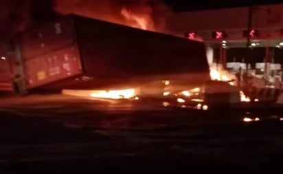 VIDEO: Tráiler choca, vuelca y se incendia en caseta de la México-Puebla