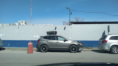 Automovilista se pasa el alto y provoca fuerte choque en Monclova