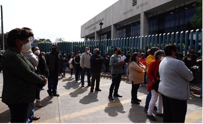 Por segundo día, largas filas en el Hospital La Raza del IMSS