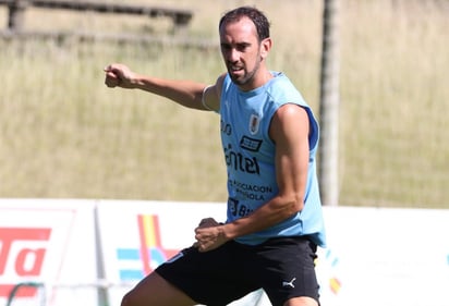 Diego Godín se entrena junto a selección juvenil de Uruguay bajo órdenes de Alonso