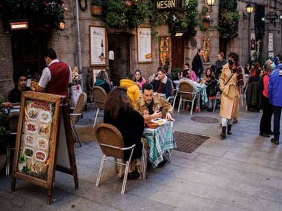 España cambia la estrategia: planea tratar el COVID como una gripe común