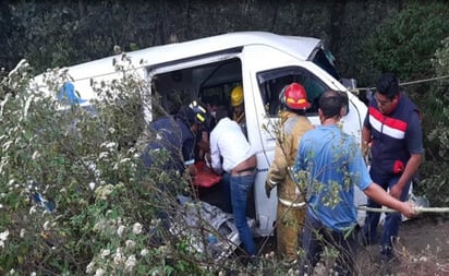 Afectada por volcadura de combi acusa falta de apoyo en Edomex