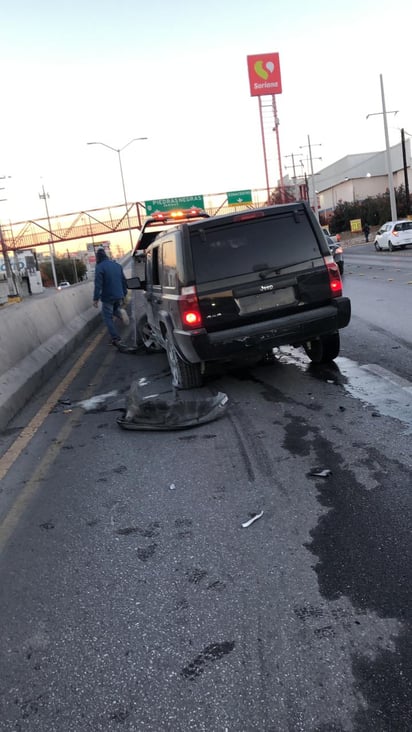 Vehículo termina impactado sobre un muro de concreto en el bulevar Pape de Monclova 