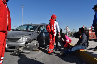 Conductora esquiva auto y choca contra camellón en Monclova