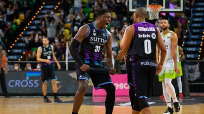 El Bilbao Basket gana su primer partido como visitante en Santiago