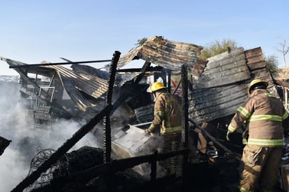 Jacal en la colonia 21 de marzo de Monclova termina consumido por el fuego 