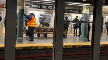 Una mujer muere tras ser empujada a las vías del metro en Times Square