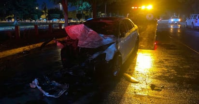 Joven fallece por quemaduras tras chocar su auto contra un árbol