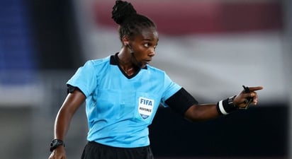 Ruandesa Rhadia Mukansanga lidera primer equipo arbitral femenino en Zimbabue-Guinea