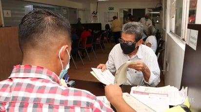 Adultos mayores y discapacitados reciben pensión del bienestar en Monclova