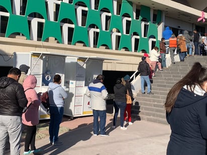 IMSS de Monclova presenta largas filas para pruebas COVID-19