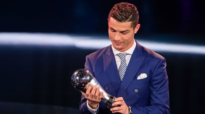 Cristiano Ronaldo recibe premio especial por récord de goles con selecciones