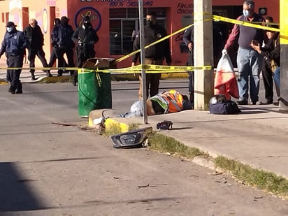 Motociclista muere al chocar contra auto de un cable local de Frontera