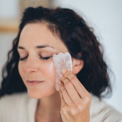 Gua Sha, un truco que beneficia tú piel y tú cabello