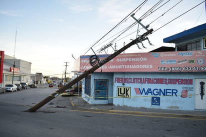 Conductor desprende poste de la CFE en Monclova 