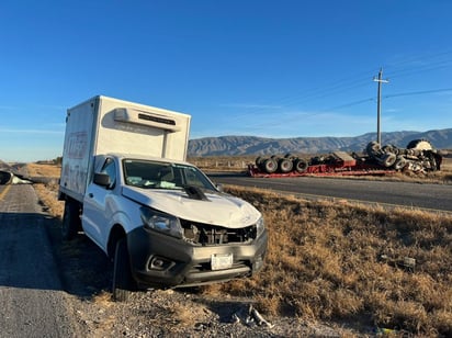 Tráiler vuelca con varios rollos de acero de 20 toneladas 