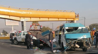 Conductor de combi evita choque y vuelca sobre la autopista México-Puebla