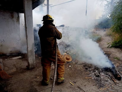 Taller mecánico arde en llamas en la Zona Centro de Monclova 