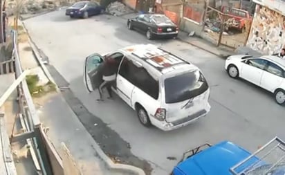 Mujer choca y se le va el carro con sus hijos adentro