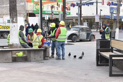 Con mucho apetito cualquier lugar es bueno para los alimentos; Plaza principal de Monclova