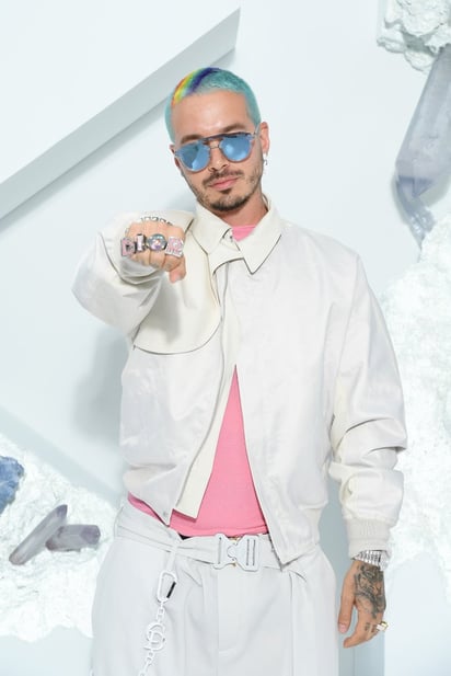 J Balvin porta el confort total de Dior y Birkenstock 