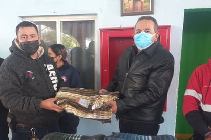 Cantineros de Monclova donan 60 cobertores para familias vulnerables