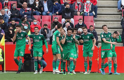 Un buen Osasuna gana con claridad a un flojo Granada