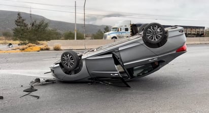 Monclova: Obrero de AHMSA se vuelca en su automóvil al dormitar en el volante 