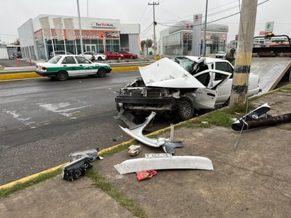 Conductora termina prensada dentro de su automóvil en Monclova