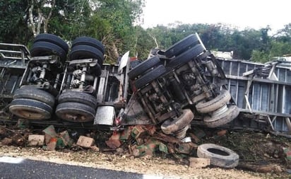 Vuelca tráiler cargado de cervezas y pobladores hacen rapiña