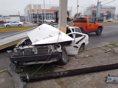 Joven termina prensada y su auto abrazado de un poste en Monclova