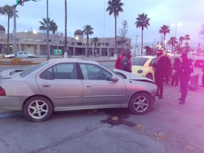 Conductores 'vieron' el verde al mismo tiempo y ocasionaron un accidente en el bulevar Pape de Monclova