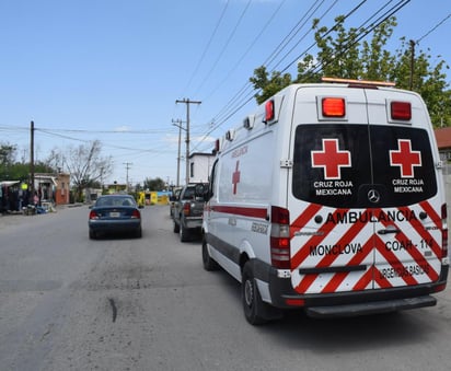 Motociclista juega carreras en colonia colinas de Monclova y sufre caída que lo manda al hospital