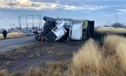 Tráiler se vuelca en la Carretera 57 y termina regando varias toneladas de carbón 